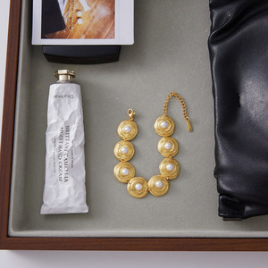 Bracelet en perles rondes dorées, imitation perle, serti de pierres, design géométrique, bijoux cadeau - Product Image 4