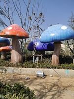 Grande sculpture décorative en fibre de verre en forme de maison champignon pour jardin, parc et aire de jeux extérieurs