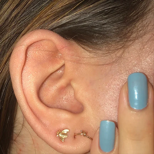 Pendientes Minimalistas de Abejita Pequeña en Oro de 14K, Pendientes Pequeños de Abeja con Anillo para la Creación de Joyería Permanente - Product Image 5