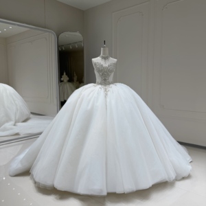 Robe de mariée princesse en tulle scintillant ornée de cristaux, sans bretelles, couleur ivoire, avec longue traîne, modèle Jancember - Product Image 1