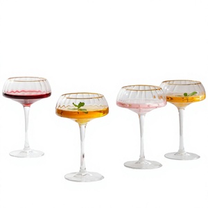 Verre à vin à pied long cannelé en borosilicate, fait main, design moderne, pour service de vin - Product Image 2
