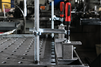 Table de soudage industrielle robuste en acier avec fixation croisée réglable à pince F et base à broches insérables, ouverture maximale 300 mm (en pouces)