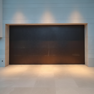 Porte <span class=keywords><strong>de</strong></span> <span class=keywords><strong>garage</strong></span> sectionnelle en aluminium à grain <span class=keywords><strong>de</strong></span> bois, directement <span class=keywords><strong>de</strong></span> l'usine, silencieuse, antivol, à levage électrique, pour villa - Product Image 3