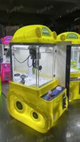 Machine de jeu mini-grue à griffes de haute qualité, à monnayeur, pour poupées, en métal jaune et plastique acrylique, pour la vente en gros