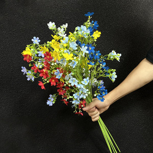 Un bouquet en tissu de soie de petites fleurs sauvages avec un motif floral naturel parfait pour les arrangements de salon et de jardin - Product Image 2