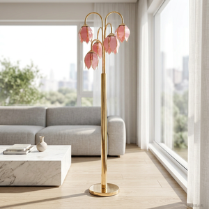 Lampe sur pied romantique style Cottagecore : Abat-jour en verre en forme de tulipe rose sur un pied doré - Product Image 6
