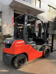 מלגזה דיזל משומשת מדגם טויוטה FD25, <span class=keywords><strong>2.5</strong></span> טון, ממקור יפני, מנוע, תיבת הילוכים ומשאבה יעילים במיוחד, מתאימה לבנייה, חקלאות ובנייה. - Product Image 5