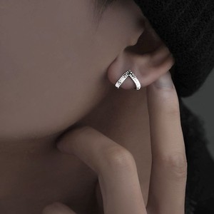 Orecchini a Cerchio Neri a V con Texture Martellata, a Forma di C, Unisex, Stile Punk, Gioielli Piercing all'Ingrosso - Product Image 2