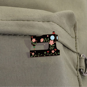 Set de Pins Esmaltados de Costura Creativa: Máquina de Coser Floral, Insignia Metálica, Pin de Solapa Elegante para Acolchado, Decoración, Regalo - Product Image 4