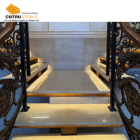 Escalier en marbre translucide poli moderne de luxe pour villa, avec marches en pierre naturelle sur mesure