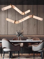 Luminaire suspendu néoclassique en marbre naturel espagnol de designer populaire, style italien luxueux pour salon et salle à manger.