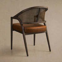 Fauteuil moderne de haute qualité avec coussin en cuir, dossier en osier et structure en chêne pour salle à manger ou mobilier d'hôtel