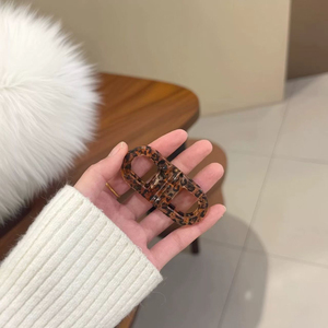 Pinza Magnética para el Cabello, Invisible, Fuerte Sujeción, Diseño 2 en 1 para Cabello Fino y Grueso, Accesorio de Peinado, Regalo Práctico para Mujeres - Product Image 2