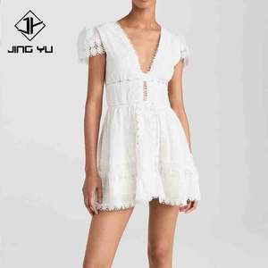 Robe courte brodée à col en V profond, manches bouffantes et dentelle, sur mesure, 100% coton bio. - Product Image 1