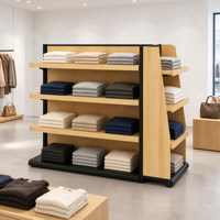 Étagère de présentation gondole double face en bois clair à 4 niveaux avec étagères arrière et latérales, base noire, usage commercial
