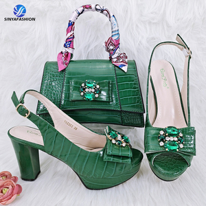 Set di <span class=keywords><strong>Scarpe</strong></span> e Borsa da <span class=keywords><strong>Donna</strong></span> Color <span class=keywords><strong>Beige</strong></span> con Pietre, Bellissimo Set Italiano di <span class=keywords><strong>Scarpe</strong></span> e Borsa per Feste, <span class=keywords><strong>Scarpe</strong></span> con Tacco Alto Abbinate alla Borsa - Product Image 4