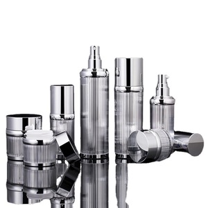 Dispensador de loción acrílico plateado de línea recta para cremas, lociones y sprays - Product Image 3