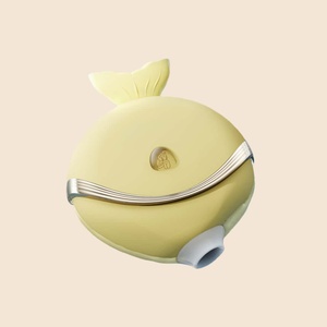 Een kleine visvormige vrouwelijke masturbator met een draagbaar en schattig ontwerp met zuig-, vibratie- en tikfunctie - Product Image 4