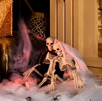 Lot de squelettes d'Halloween modernes en plastique, squelettes de mariée et de marié réalistes avec accessoires en tissu pour une mise en scène effrayante