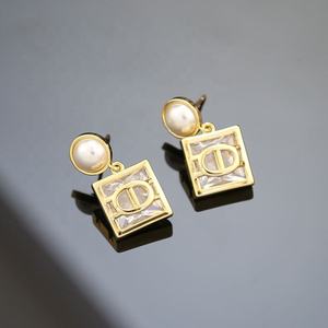 Pendientes de Botón con Agujas Plateadas Estilo Francés con Incrustaciones de Circonita y Perla, Chapados en Oro, Estilo Moderno y Lujoso - Product Image 4
