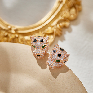 Boucles d'oreilles pour femmes haut de gamme, tête de léopard unique, entièrement serties de diamants, plaquées or, émail <span class=keywords><strong>noir</strong></span>, yeux verts, tendance et originales - Product Image 2