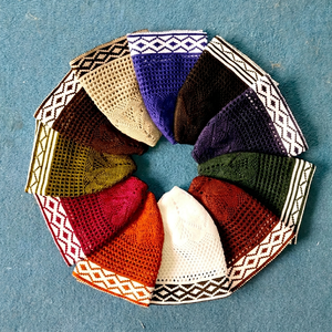 100% ปักลายผ้าตาข่ายหลากสีสำหรับผู้ชาย kufi อาหรับปักหลากสีคุณภาพสูงสินค้าส่งออกมาใหม่ - Product Image 1