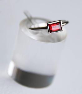 แหวนเงินแท้92.5สำหรับผู้หญิงคลาสสิกแหวนพลอยโกเมนธรรมชาติเจียระไนเป็นรูปสี่เหลี่ยมผืนผ้าเครื่องประดับที่สง่างาม - Product Image 2