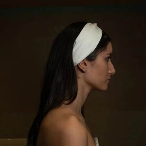 Fascia per Capelli Intrecciata in Bambù e Torba Dalia, Regolabile, Tinta Unita, Minimalista, Moderna, Casual, per Donne - Product Image 1