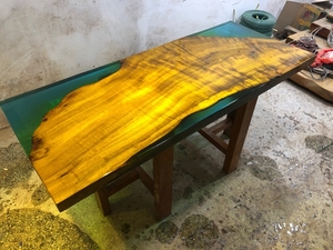 <span class=keywords><strong>Mesa</strong></span> de Resina Epoxi Verde y Madera de Seda Dorada - Juego de Comedor Completo con Diseño de Borde Natural - Product Image 2