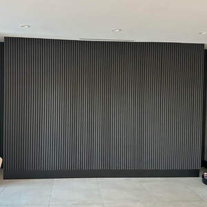 Pannello Divisorio a Doghe in Legno, Rivestimento Verticale in Legno di Quercia per Pareti Interne - Product Image 1