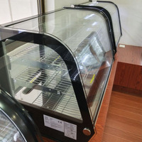 Vitrine réfrigérée de comptoir 120L à température unique pour gâteaux et beignets avec contrôle numérique de la température et verre trempé