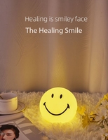 Lampe de chevet créative en plastique avec visage souriant, style contemporain, pour chambre à coucher, décoration mignonne de dessin animé, lampe sur pied jaune pour salon
