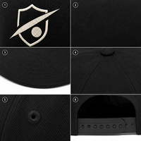 Casquette Snapback 6 Panneaux Personnalisable en Polyester/Coton avec Visière Plate et Motif Terrain de Football – Style Urbain Sportif Dobby