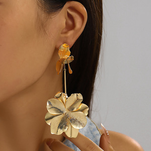 Nouvelles Boucles d'oreilles pendantes à fleurs à franges pour femmes, style transfrontalier Europe-États-Unis, haute couture, plaqué or, alliage de zinc, zircon, de niche - Product Image 2