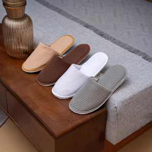 Pantuflas Desechables para Hotel con Logotipo Personalizado Bordado, Diseño <span class=keywords><strong>de</strong></span> Punta Cerrada Tipo Waffle, Color Blanco, para Verano, <span class=keywords><strong>Venta</strong></span> Directa <span class=keywords><strong>de</strong></span> Fábrica - Product Image 6