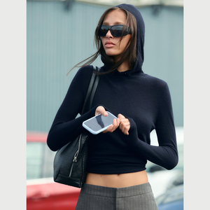 Pull court à capuche noir personnalisé pour femme, coupe ajustée, manches longues, tricot uni, décontracté - Product Image 2
