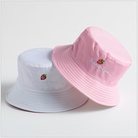 Casquette Bob Unisexe Coréenne Couleur Bonbon avec Logo Brodé en Popeline, Bord Effiloché à Pompon, Cordon de Serrage et Visière à Motif Pois et Fruits