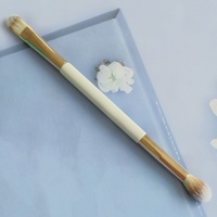 Pinceau double-embout de luxe portable pour fard à paupières et détails, manche en bois blanc avec poils synthétiques pour maquillage des yeux et des sourcils