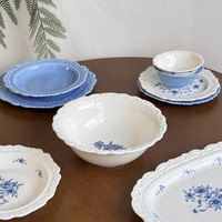 Ensemble de vaisselle en céramique française de style vintage, exceptionnellement beau, avec un motif floral à bord bleu, pour la table à manger à la maison