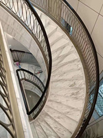 Villa intérieur design moderne escalier en colimaçon beige marbre escalier courbe projet
