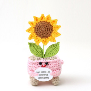 Decoración <span class=keywords><strong>de</strong></span> Escritorio <span class=keywords><strong>de</strong></span> Girasoles y Lirios <span class=keywords><strong>de</strong></span> los Valles Tejidos a Crochet, el Mejor Regalo Positivo <span class=keywords><strong>para</strong></span> el Día <span class=keywords><strong>de</strong></span> la Madre, Cumpleaños, Graduación, <span class=keywords><strong>para</strong></span> Compañeros <span class=keywords><strong>de</strong></span> Trabajo, Decoración del Hogar - Product Image 4