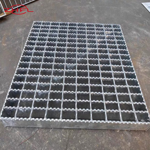 Grille en barres d'acier au carbone soudées par pression - Durable et anti-corrosion pour applications de drainage, allées, cuisines, routes et escaliers - Product Image 1