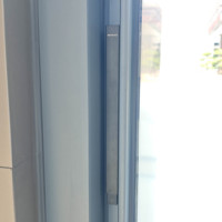 Deioux Porte coulissante multi-panneaux en acier inoxydable à double vitrage, résistante aux ouragans, pour chambre à coucher, style intérieur minimaliste, avec vue panoramique