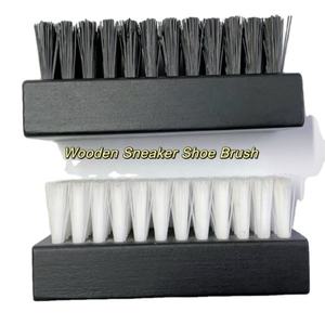 Brosse à chaussures en bois avec logo personnalisé en gros d'usine pour nettoyer et polir les chaussures de football et de basket-ball et les baskets - Product Image 3