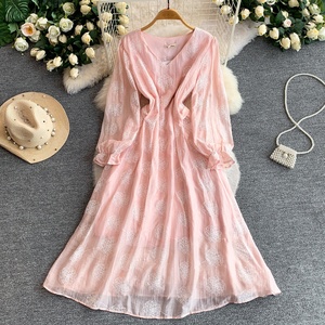 Abito da donna taglie forti, stile delicato, scollo a V, vestibilità ampia e snellente, nuovo, ricamato, elegante, lunghezza al ginocchio - Product Image 3