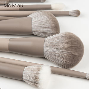 Nuevo <span class=keywords><strong>Estilo</strong></span> 2026, Set de 12 Brochas de Maquillaje Veganas de Pelo Sintético para Base, Corrector <span class=keywords><strong>y</strong></span> Cejas, Color Gris, Marca Privada OEM - Product Image 1