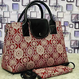 Sac à main en toile et sergé de coton à imprimé ethnique rouge cramoisi ou rouge bordeaux, avec pochette à cosmétiques assortie, motif médaillon régale. - Product Image 1
