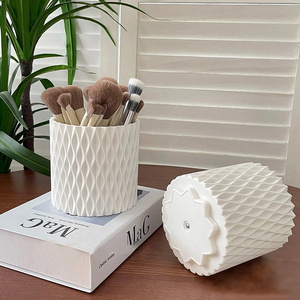 Porte-pinceaux de maquillage Qinfeng, boîte de rangement cosmétique rotative à 360 degrés, organisateur de bureau blanc et gris pour pinceaux et stylos - Product Image 2