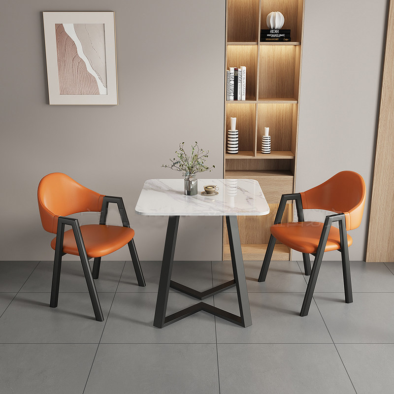 Cuir orange, ensemble de 2 chaises, motif montagne enneigée, plateau en pierre blanche.