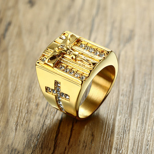 Venta al por mayor <span class=keywords><strong>de</strong></span> cristal PVD 18K chapado en oro 316l <span class=keywords><strong>de</strong></span> <span class=keywords><strong>acero</strong></span> inoxidable quirúrgico <span class=keywords><strong>para</strong></span> <span class=keywords><strong>hombre</strong></span> Jesucristo Cruz Anillos - Product Image 2